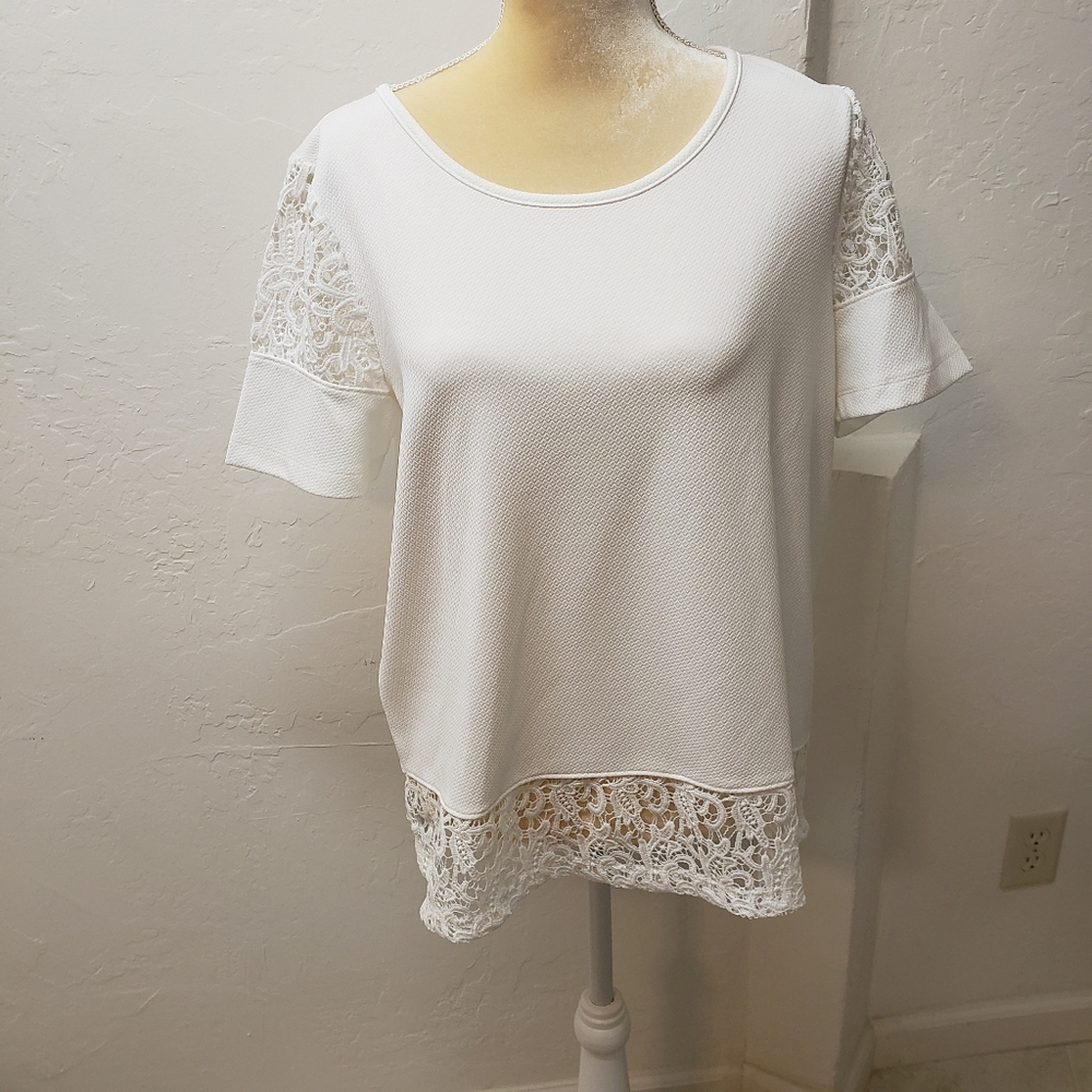 Design History Women's white short sleeve top.